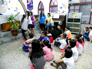 東山教會在東原福音中心設立陪讀班，教會每兩週會將孩子帶下山來教會敬拜上帝。